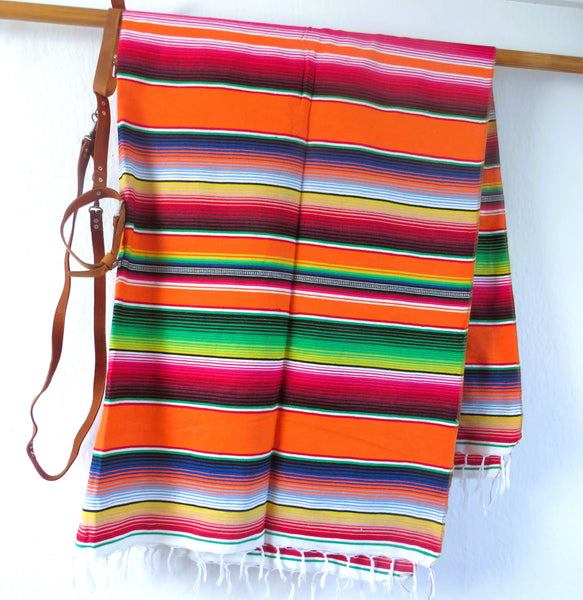 ZUR ZEIT AUSVERKAUFT mexikanische Boho Decke SANTA FE orange gewebt mit Tragegurt aus Echtleder 210cm x 150cm 100% Baumwolle