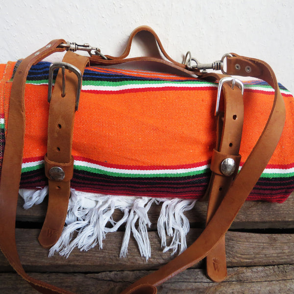 ZUR ZEIT AUSVERKAUFT mexikanische Boho Decke SANTA FE orange gewebt mit Tragegurt aus Echtleder 210cm x 150cm 100% Baumwolle