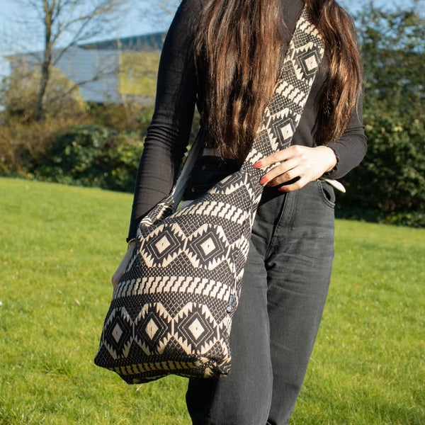 XL Jacquard Nomaden Schultertasche Indien  schwarz beige  Material 100% Baumwolle  42cm x 35cm Hersteller AW