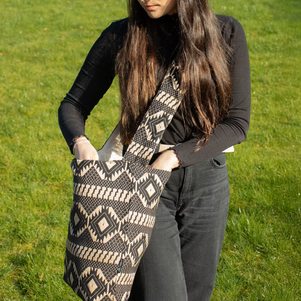 XL Jacquard Nomaden Schultertasche Indien  schwarz beige  Material 100% Baumwolle  42cm x 35cm Hersteller AW