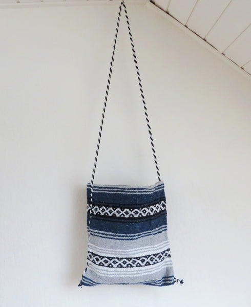 ZUR ZEIT AUSVERKAUFT mexikanische Festival Schultertasche EL PASO gewebt Hippie Navajo Tasche blau grau Nomadentasche Material  50% Polyacryl 40% Polyester 10% Baumwolle Hersteller Molina Made in Mexico