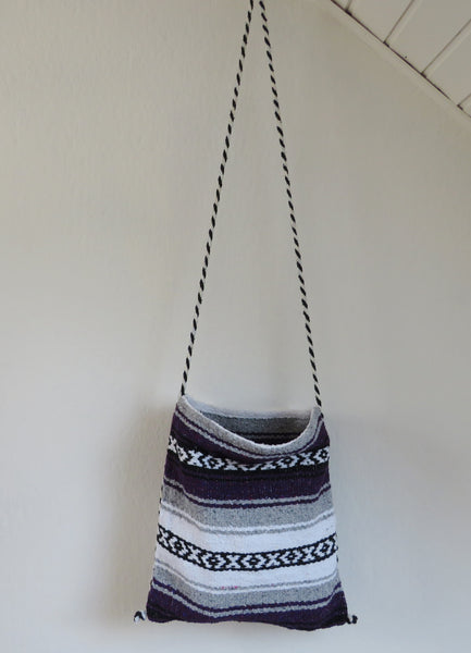 BALD WIEDER VERFÜGBAR mexikanische Hirtentasche  EL PASO Cross Body Boho Hippie handgewebt lila grau Material  50% Polyacryl 40% Polyester 10% Baumwolle Hersteller Molina Made in Mexico