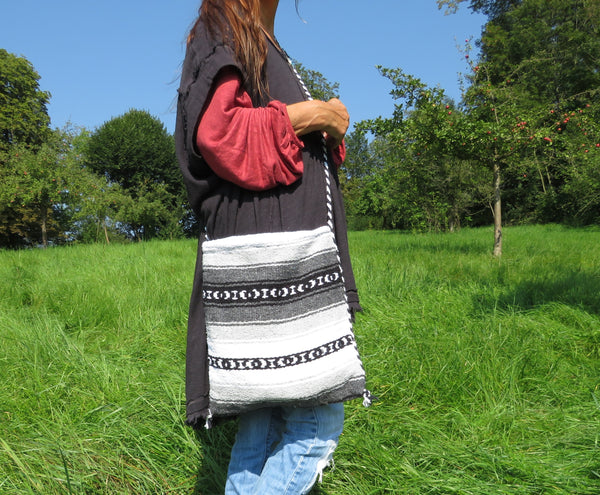 ZUR ZEIT AUSVERKAUFT mexikanische Boho Schultertasche EL PASO gewebt Hippie Ethno Tasche grau Nomadentasche Material  50% Polyacryl 40% Polyester 10% Baumwolle Hersteller Molina Made in Mexico