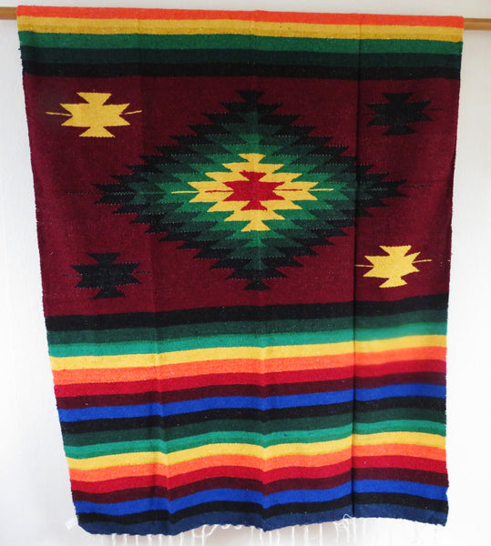 BALD WIEDER VERFÜGBAR mexikanische Bohemian Decke NAVAJO  bordeaux  regenbogen handgewebt Ethno Tagesdecke 220cmx129cm   50% Polyacryl 40% Polyester 10% Baumwolle