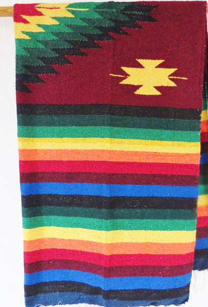 BALD WIEDER VERFÜGBAR mexikanische Bohemian Decke NAVAJO  bordeaux  regenbogen handgewebt Ethno Tagesdecke 220cmx129cm   50% Polyacryl 40% Polyester 10% Baumwolle