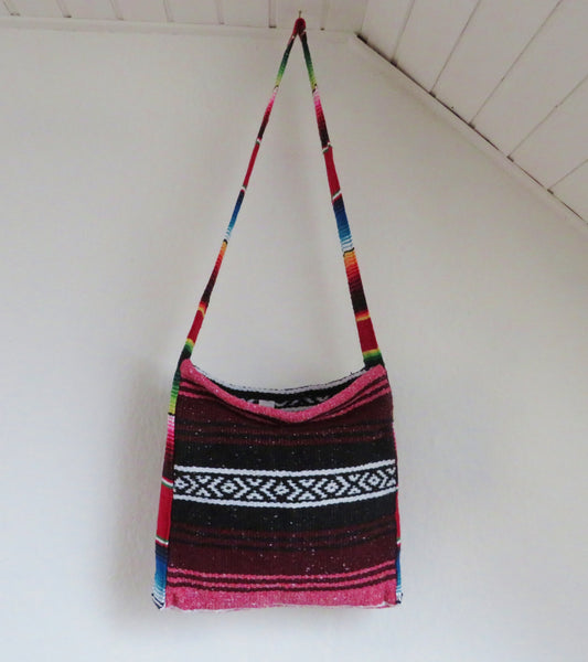 BALD WIEDER VERFÜGBAR mexikanische Ethnic Hirtentasche SOUTHWEST Sarape bordeaux handgewebt mexican Blanket Bag  50% Polyacryl 40% Polyester 10% Baumwolle Hersteller Molina Made in Mexico