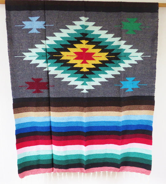 BALD WIEDER VERFÜGBAR mexikanische Ethno Decke NAVAJO grau bunt handgewebt Boho Tagesdecke  220cm x 129cm  50% Polyacryl  40% Polyester  10% Baumwolle  Made in Mexico