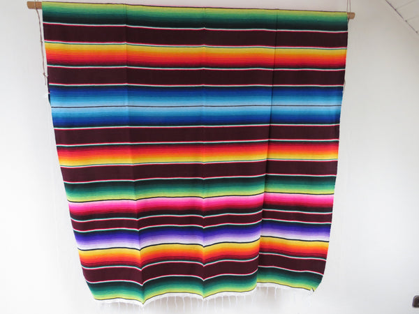 BALD WIEDER VERFÜGBAR mexikanische Sarape Decke SANTA FE  gewebt bordeaux regenbogen Ethno Stil  Saltillo Mexican Blanket  225cm x 150cm 100% Polyacryl  Made in Mexico