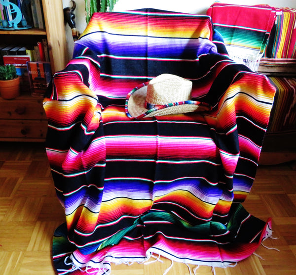 BALD WIDER VERFÜGBAR mexikanische Sarape Decke SANTA FE  gewebt schwarz regenbogen  Boho Mexican Blanket  225cm x 150cm 100% Polyacryl  Made in Mexico