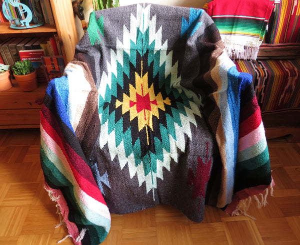 BALD WIEDER VERFÜGBAR mexikanische Ethno Decke NAVAJO grau bunt handgewebt Boho Tagesdecke  220cm x 129cm  50% Polyacryl  40% Polyester  10% Baumwolle  Made in Mexico