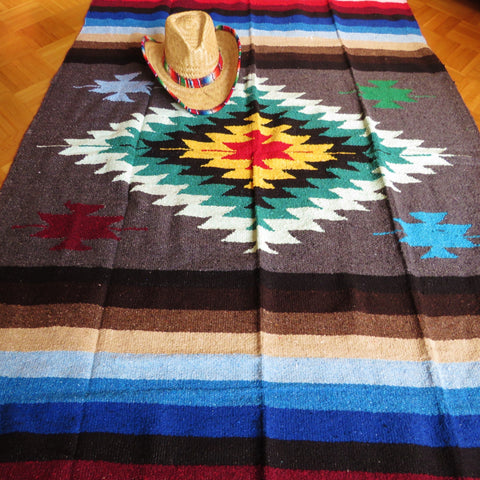 BALD WIEDER VERFÜGBAR mexikanische Ethno Decke NAVAJO grau bunt handgewebt Boho Tagesdecke  220cm x 129cm  50% Polyacryl  40% Polyester  10% Baumwolle  Made in Mexico